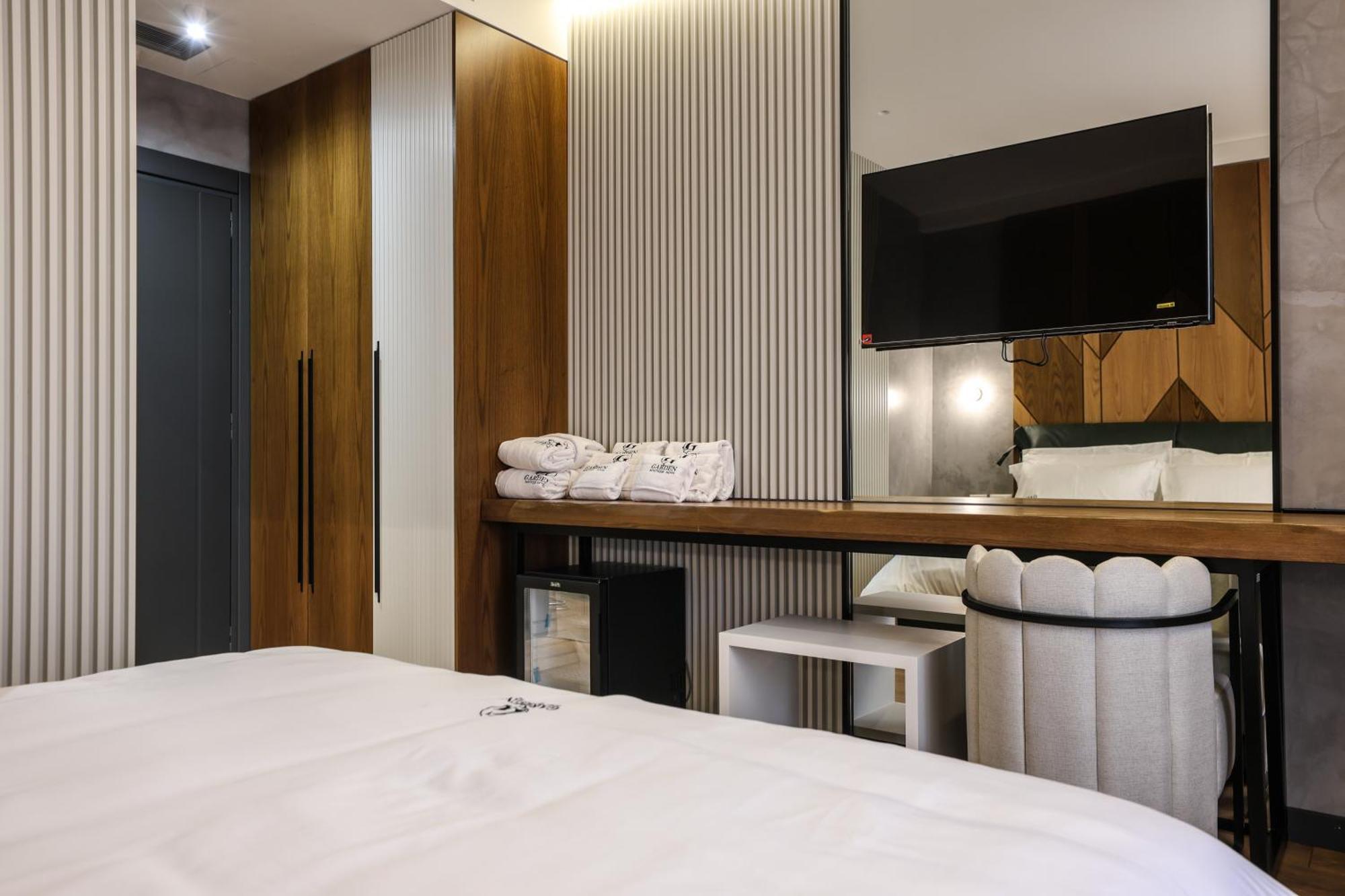 Garden Boutique Hotel Тирана Екстер'єр фото