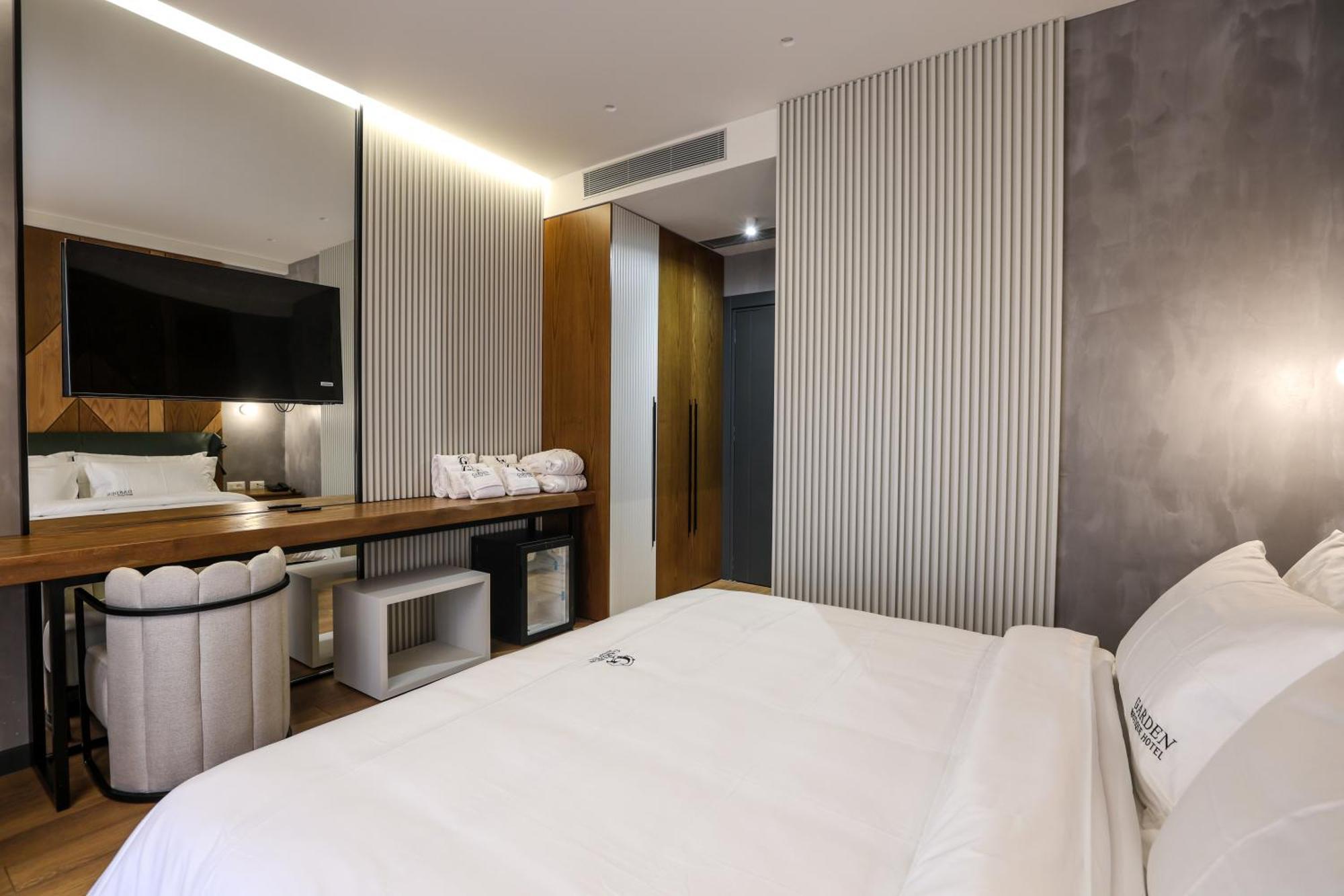 Garden Boutique Hotel Тирана Екстер'єр фото