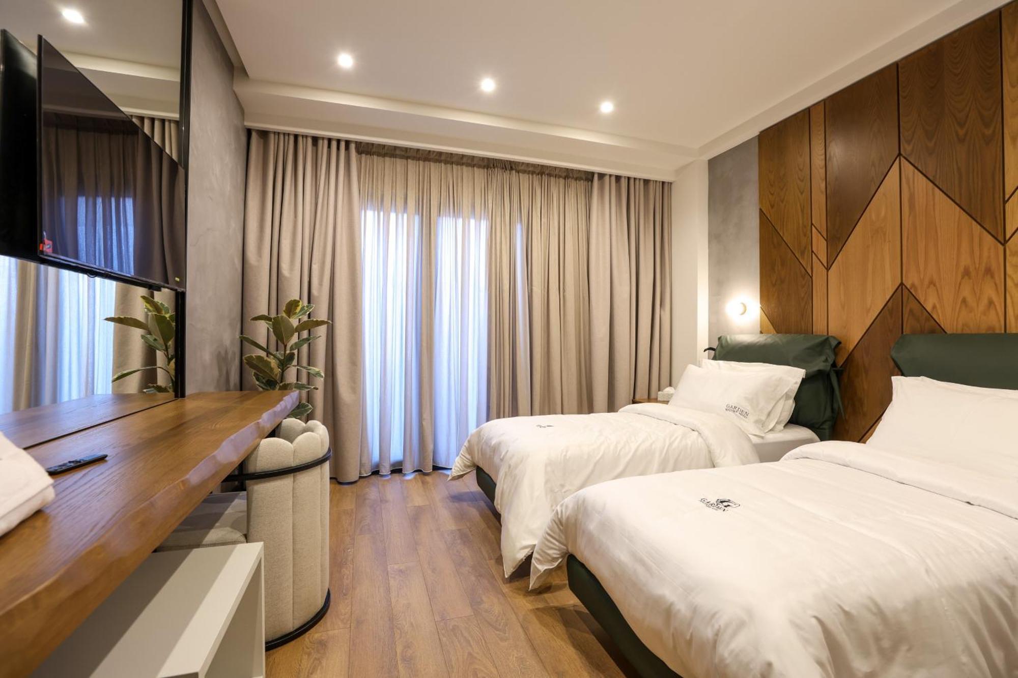 Garden Boutique Hotel Тирана Екстер'єр фото