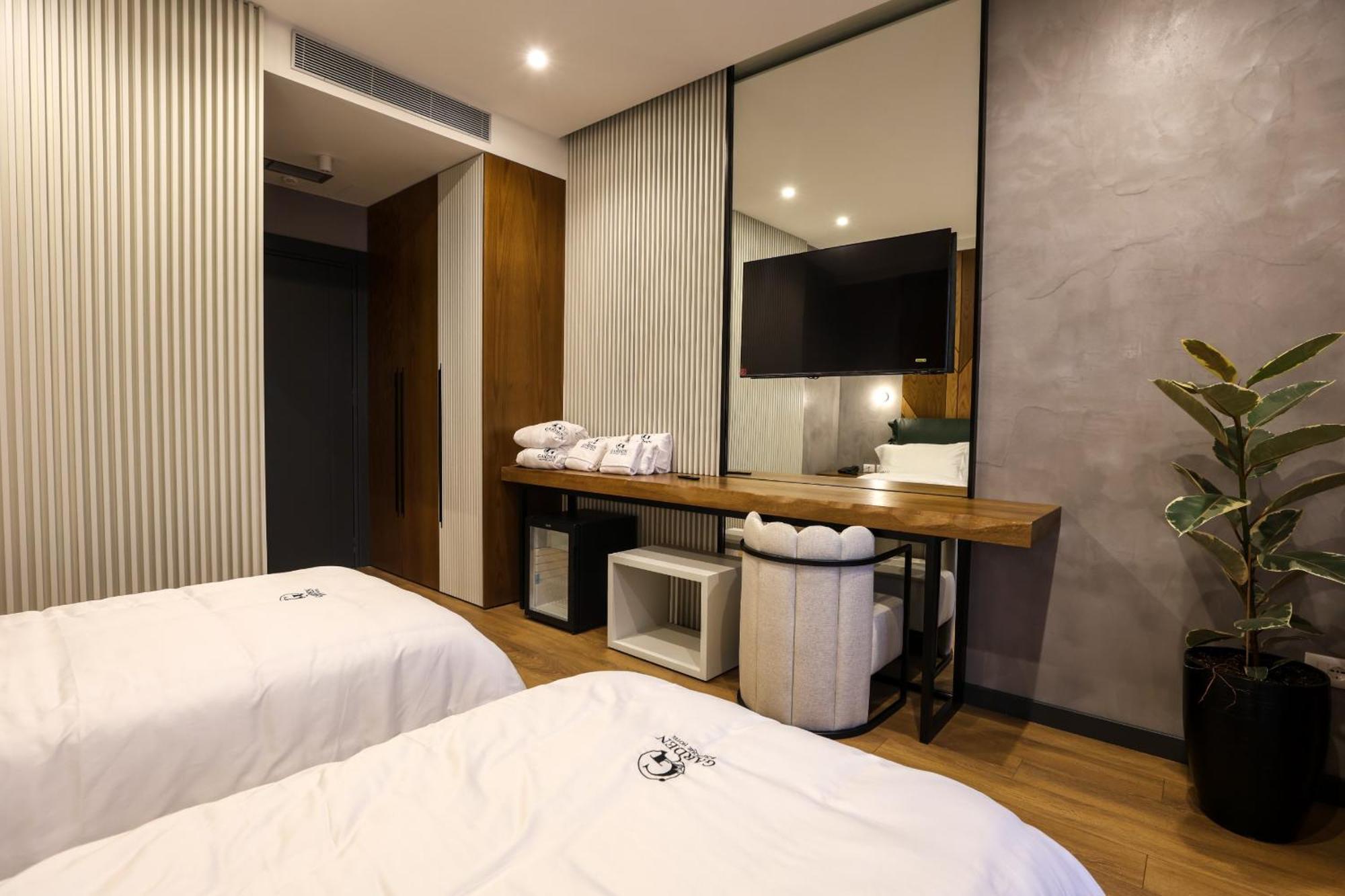 Garden Boutique Hotel Тирана Екстер'єр фото